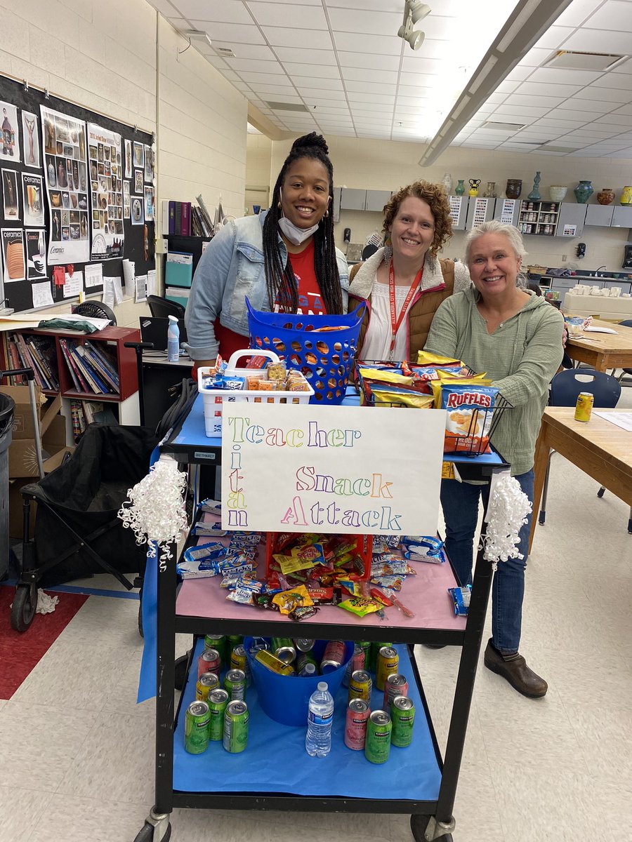 CandaceHyman87's tweet photo. Celebrating our teachers for all their hard work and dedication. We couldn’t prepare our students to be global citizens without them! Massage therapy and a snack attack to show appreciation. @AlexCityTitans @PrincipalTitan @AC_KSCampusAdm https://t.co/vRNG3Tn85K