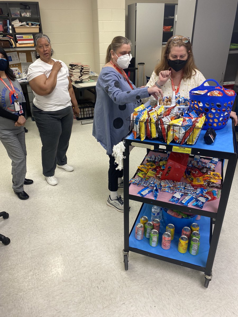 CandaceHyman87's tweet photo. Celebrating our teachers for all their hard work and dedication. We couldn’t prepare our students to be global citizens without them! Massage therapy and a snack attack to show appreciation. @AlexCityTitans @PrincipalTitan @AC_KSCampusAdm https://t.co/vRNG3Tn85K