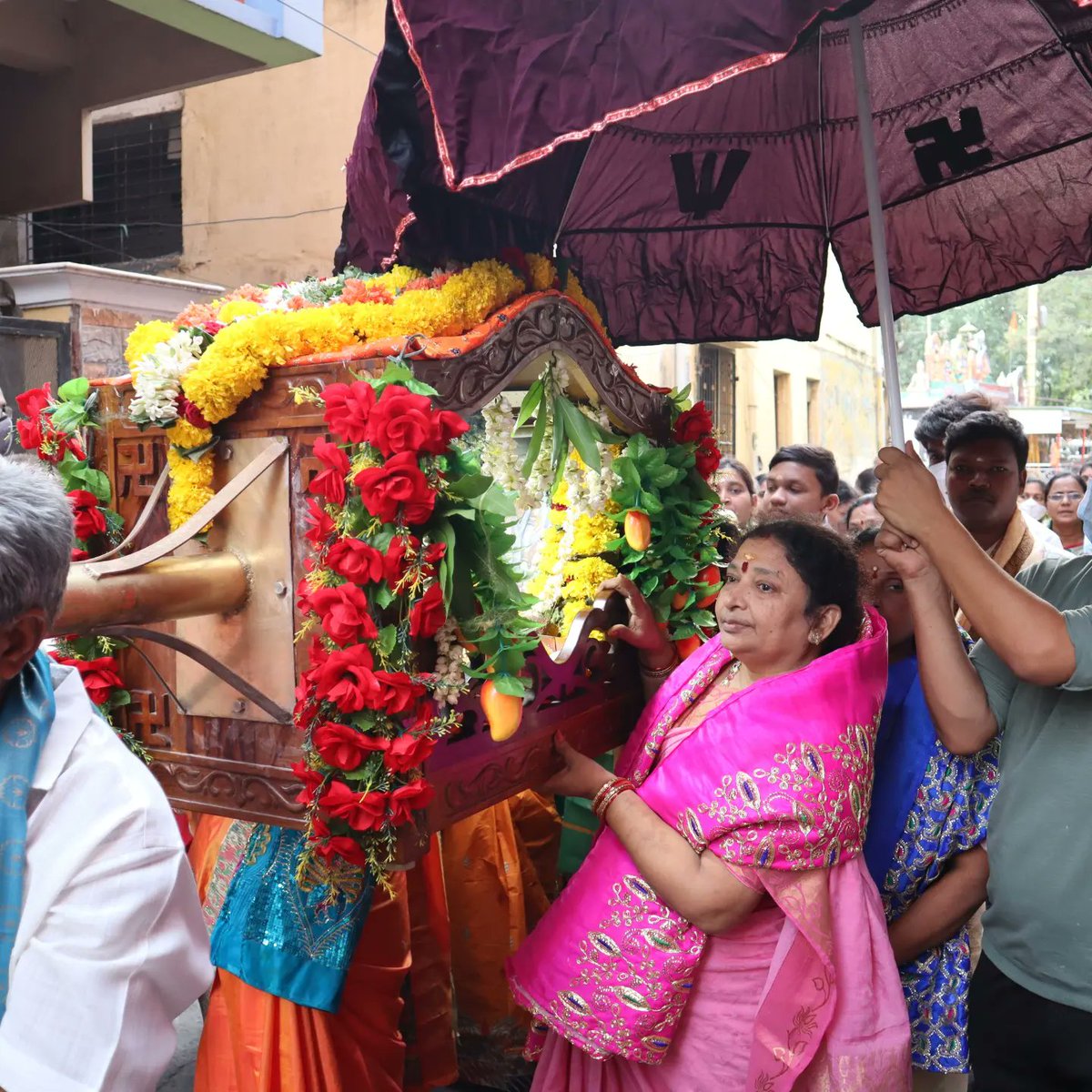 DATTASAITEMPLE's tweet photo. Chavadi(Pallaki) Utsavam held on occasion of 16th Anniversary
#saibabaofshirdi
#shirdi #shirdisaibaba #shirdisai #shirdidarshan #shirdisaibabatemple #shirdibaba #saibabamessage @DATTASAITEMPLE #twitter #sconcepts @SSSTShirdi https://t.co/LeOuD1XHAg