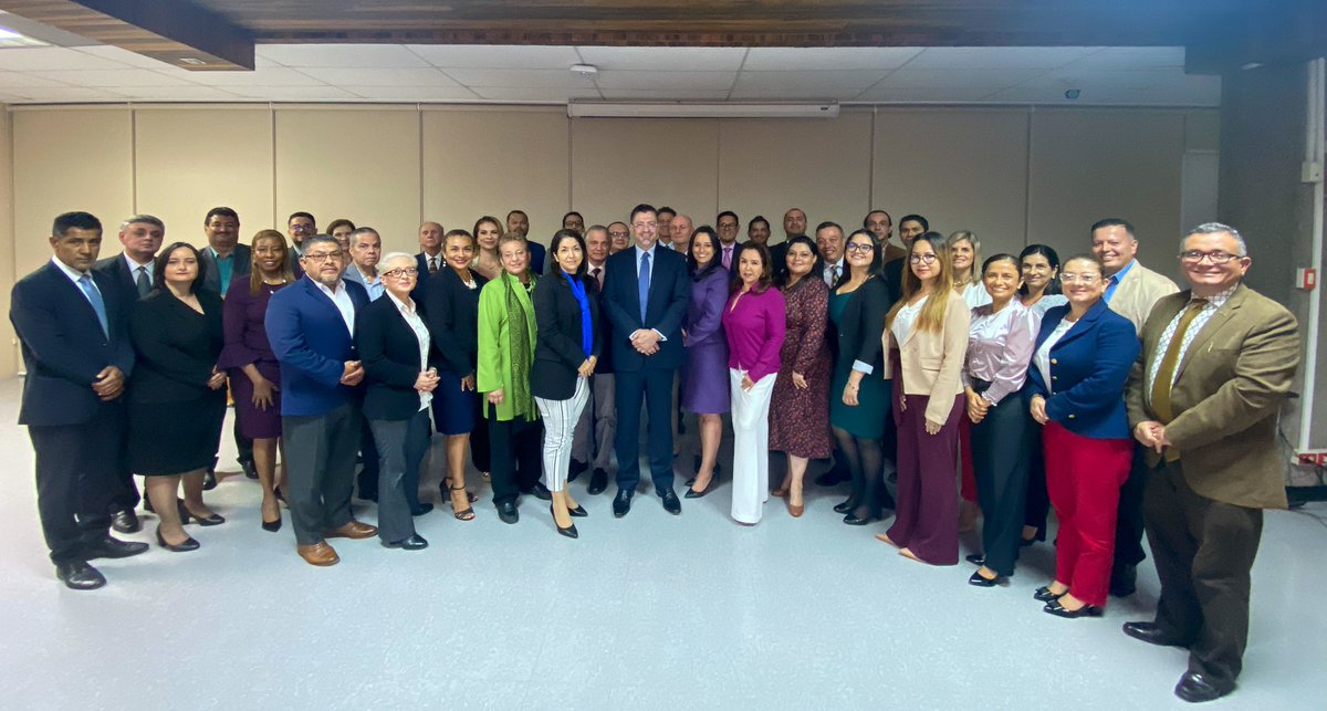 Natdiaquin's tweet photo. Reunión del gabinete completo en la tarde de hoy, con el presidente electo Rodrigo Chaves https://t.co/nzYpFMEfuY