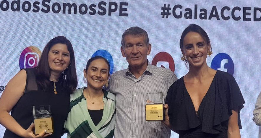 ConchiCastroP's tweet photo. #OrgulloClaro + Claro por Colombia reconocimiento ACCEDE por la Ruta de Inclusión Laboral de población vulnerable, generando empleo formal para más de 492 personas. Grandes aliados @MCompensar @CusoIntl 
@EmbajadadeCanad https://t.co/TSJpp6l8xA