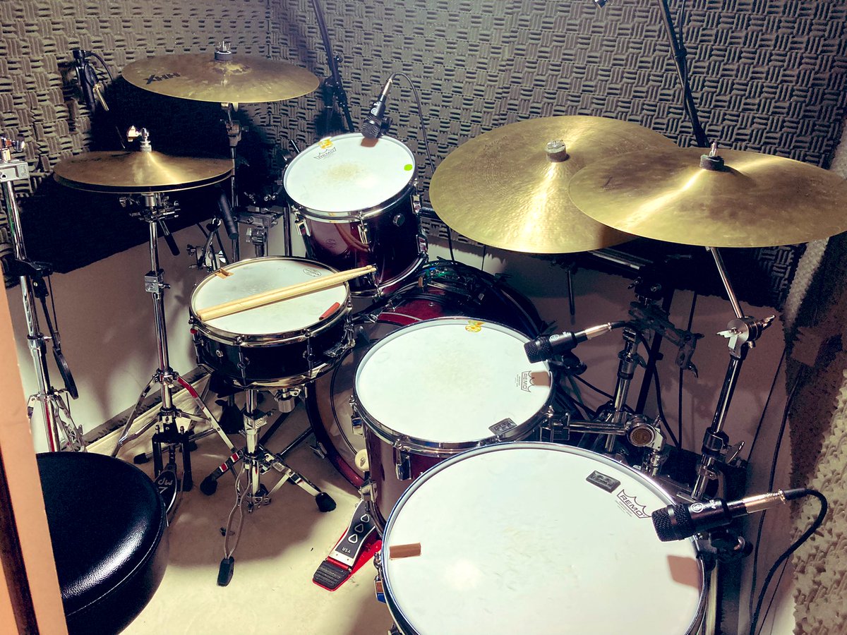 SeijunHeartbeat's tweet photo. 宅録準備ちう…🥁
今月は歌モノたくさん！🙌

YouTube動画や、ライブ物販のデモCDが「生ドラムの音だといいな」という方、ドラム打ち込みに自信のない方、お気軽にご連絡くださいっ✌️

#宅録
#SelfRec
#drums
#drummer
#ドラム
#カバー動画
#demo
#音源制作 https://t.co/GLwL6cCFO6