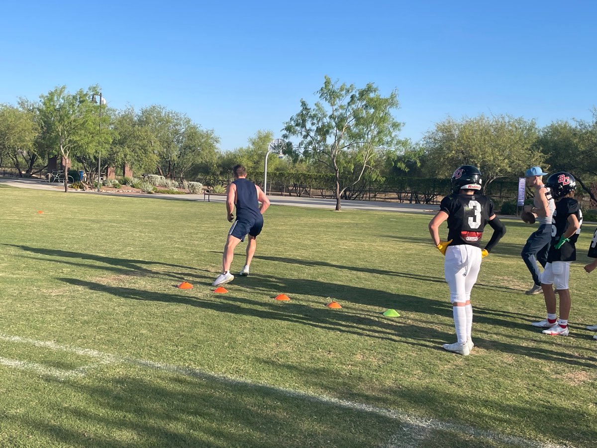 COACHSIM_OC's tweet photo. Very thankful to have great Boulder Creek alums and college athletes  @HendrixJohnson @connerslewis @FerlmannJohn give back to their community and support our Jaguar Youth Football program.  I know @NAU_Football and @ASUFootball are proud of them like we are https://t.co/jd1zAcAASG