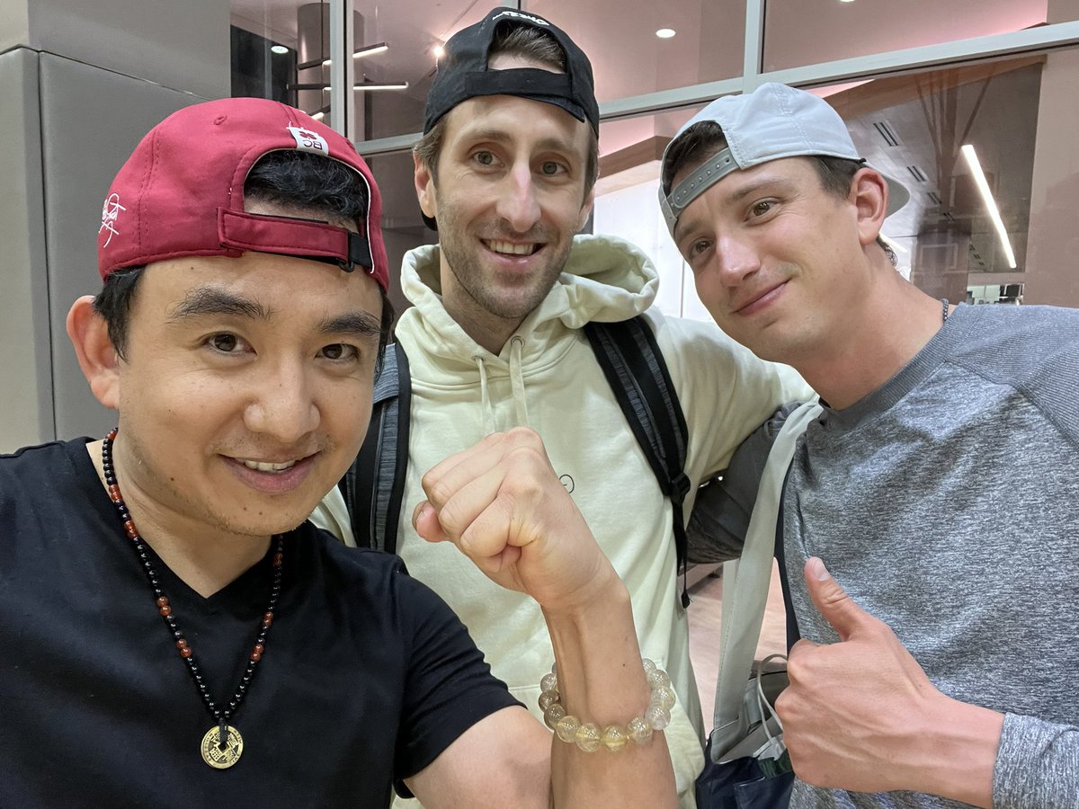 JFlowLive's tweet photo. Incredibly grateful to ball and cocreate with @garyvee and getting to know his amazing team and Veefriends fam 🔥

Shout to everyone who came together to make this experience happen 🙏

#veecon2022 let’s go!

#VeeFriends #nft #NFTCommumity 
#basketball #basketballbutterfly https://t.co/944fdk8AjY