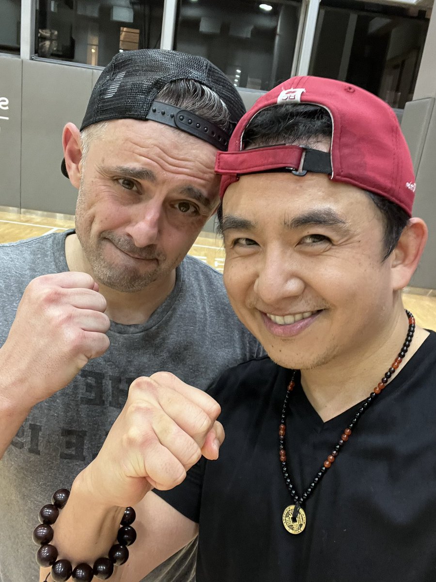 JFlowLive's tweet photo. Incredibly grateful to ball and cocreate with @garyvee and getting to know his amazing team and Veefriends fam 🔥

Shout to everyone who came together to make this experience happen 🙏

#veecon2022 let’s go!

#VeeFriends #nft #NFTCommumity 
#basketball #basketballbutterfly https://t.co/944fdk8AjY
