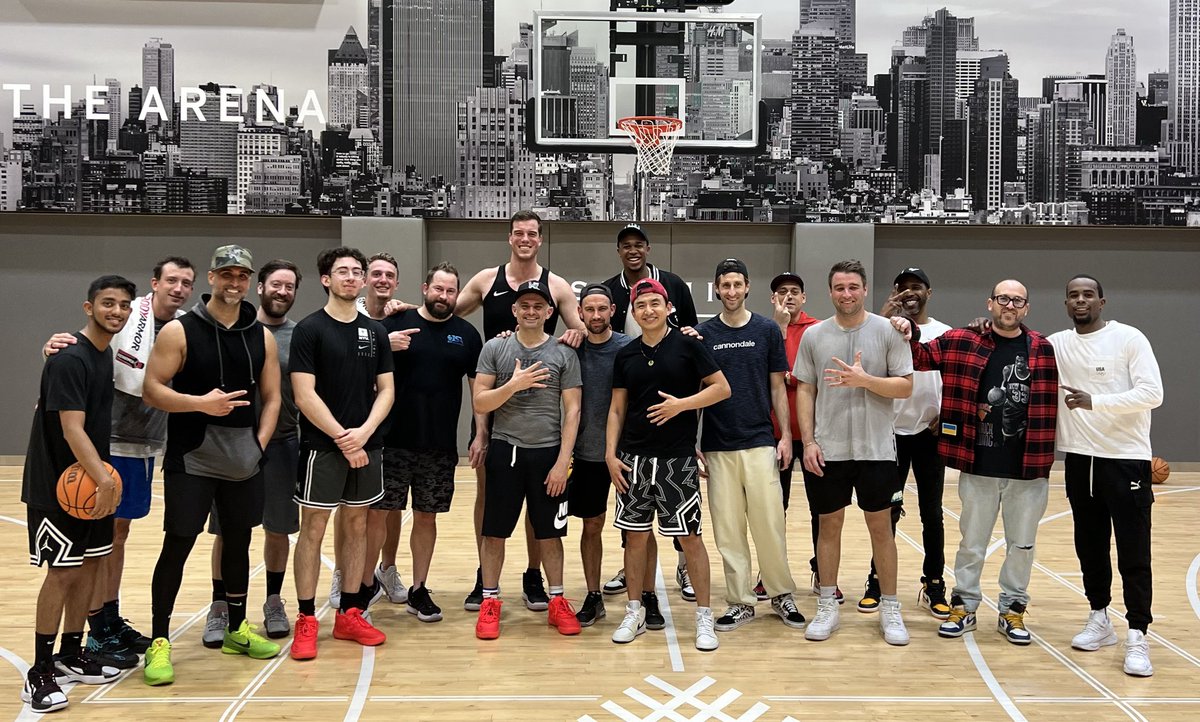 JFlowLive's tweet photo. Incredibly grateful to ball and cocreate with @garyvee and getting to know his amazing team and Veefriends fam 🔥

Shout to everyone who came together to make this experience happen 🙏

#veecon2022 let’s go!

#VeeFriends #nft #NFTCommumity 
#basketball #basketballbutterfly https://t.co/944fdk8AjY
