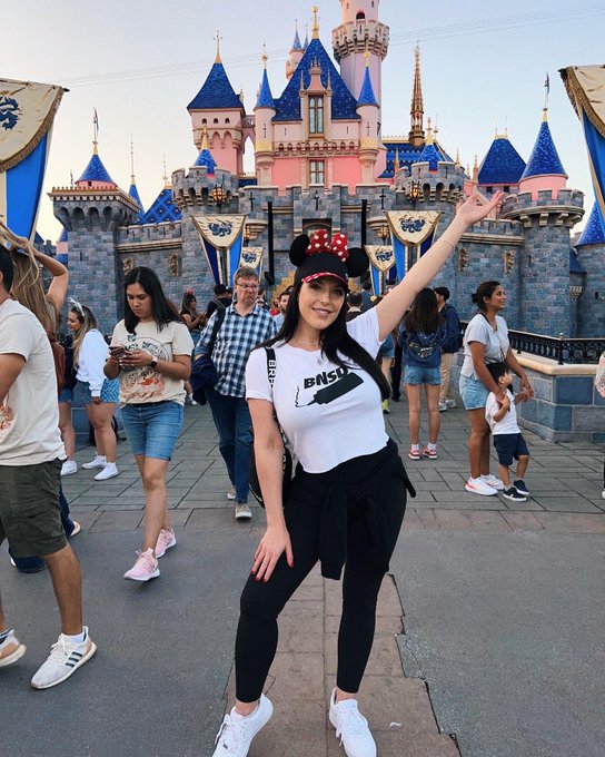 1 pic. The happiest place on Earth… for some of us 🤭 @Disneyland https://t.co/ZeyzyjHRPv