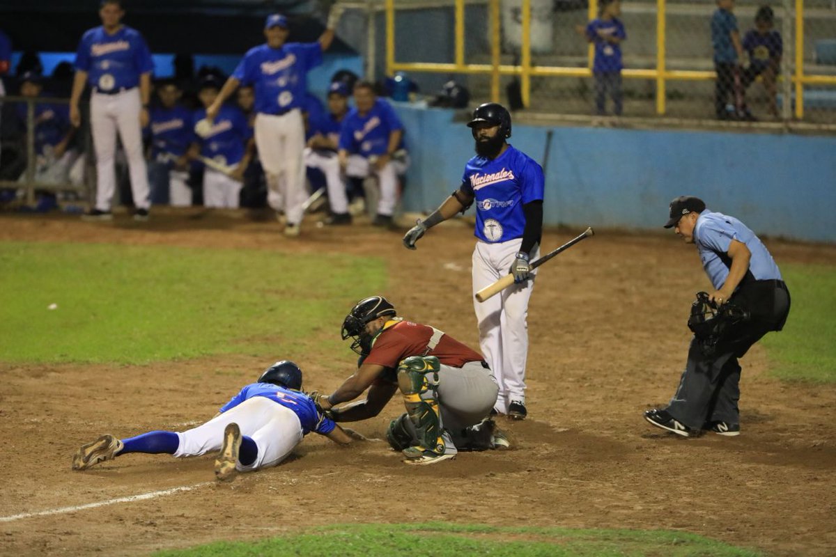 elsalvador's tweet photo. @LNB_SV @UTECedusv #DeDeportes | El partido está dando un giro de timón donde los Nacionales toman ventaja de 5 carreras a 3 de la @UTECedusv. @LNB_SV #CopaFESA2022 🏆⚾️ Fotos: Edison González/DES #DiarioElSalvador https://t.co/bbQX0jlyU6