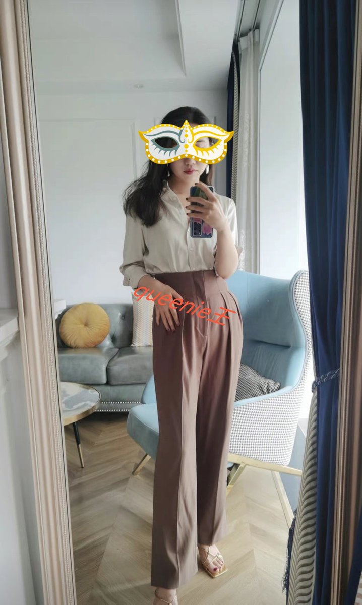 h8306235's tweet photo. #ootd #高跟 #南京 #反差 昨天是超长开衩烟管裤，今天是一条复古高腰开衩阔腿裤，还很流行开衩牛仔喇叭裤～～～反正甭管什么裤型，开个衩仿佛就时髦了～～～ https://t.co/UroY1h67V3