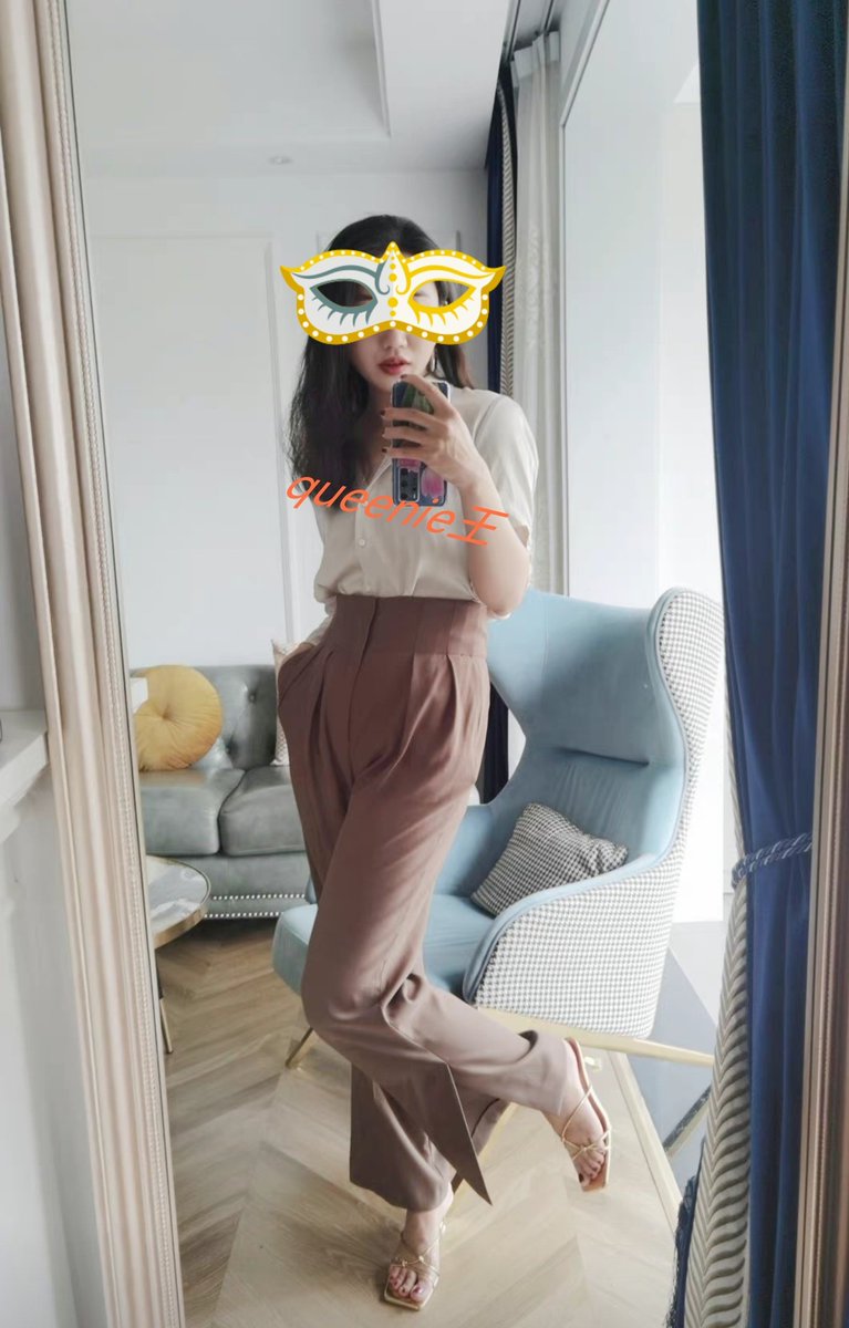 h8306235's tweet photo. #ootd #高跟 #南京 #反差 昨天是超长开衩烟管裤，今天是一条复古高腰开衩阔腿裤，还很流行开衩牛仔喇叭裤～～～反正甭管什么裤型，开个衩仿佛就时髦了～～～ https://t.co/UroY1h67V3