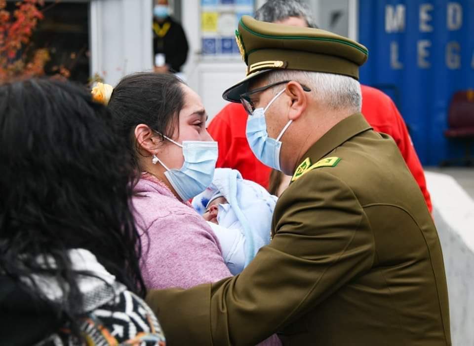_luispipe's tweet photo. #ElChelas 

Esto paso en menos de 24 horas en Chile. 

1. El desconsuelo de una viuda con su bebe de 2 meses en brazos.

2. El idolo de pendejos progres riendose con una chelita en la mesa. 

Hicimos mierda a Piñera por una Pizza. Mamita querida, somos un desastre. https://t.co/MCRdUtyJ8T