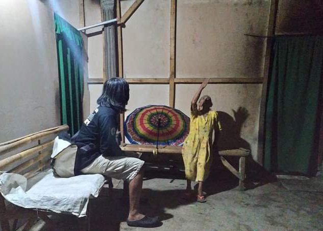 Waktu adalah nafas yg tidak mungkin akan kembali...

Diantara sela juang yg letih tertatih, masihkah kita berkisah kasih?

Yaa Rabb, jadikan dalam hati mereka tenang, peluklah mereka dengan doa-doa yg kami pintakan dan semoga bahagia bersama Rahmat Mu...🤲