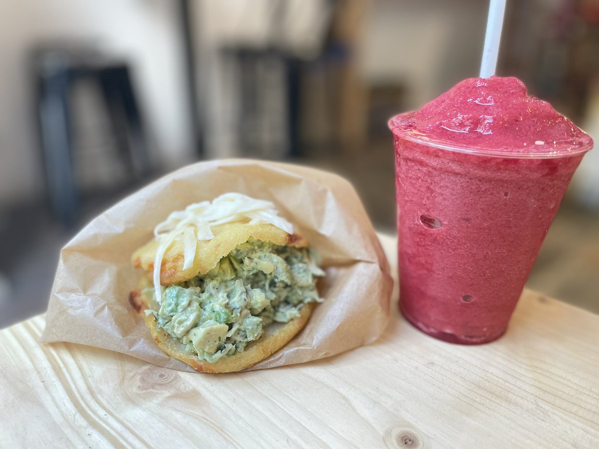PandinoMadrid's tweet photo. Special Menu Pandino por 6€ 
¿Qué? ¿¡6 euros!?
✅ SI SI SI

Arepa de carne
Arepa de pollo arepa de jamón y queso
Tortilla de plátano verde

Bebida:
Zumo de frutas
Refresco
Cerveza nacional

Incluye:
2 panes de yuca
1 tequeño

De martes a viernes
De 13H a 15H

¡Te esperamos! https://t.co/TX5D4Qkcvr