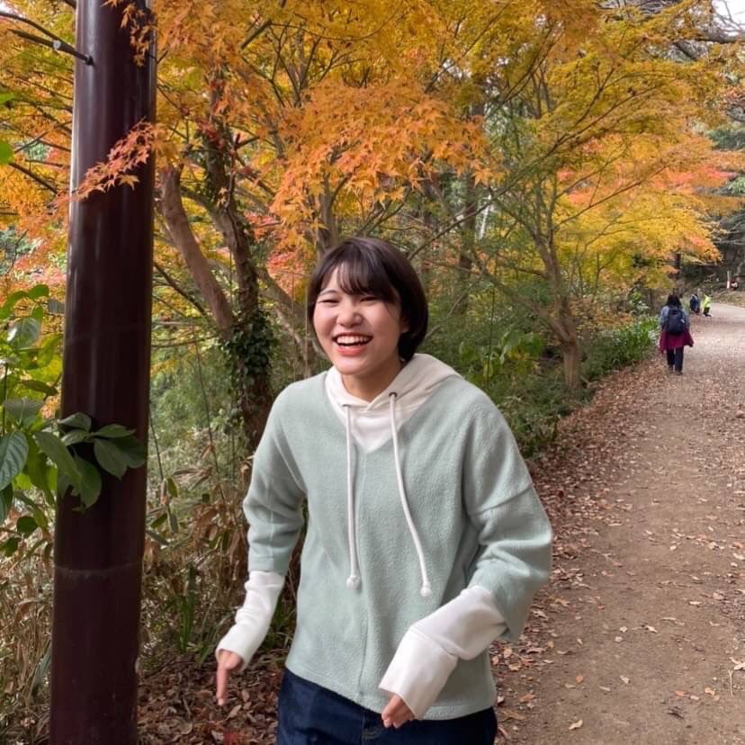 ゼミ生紹介⑦みどり
めちゃ多趣味なゼミの元気の源ガール

研究内容
出版メディアの変遷からみる書店の可能性

山下ゼミの魅力はなんと言っても自分の好きなことをとことん追求できることです。また、研究は自分だけでなく先生と同期からのアドバイスを貰っていく中で色んな見方を養うことが出来ます！