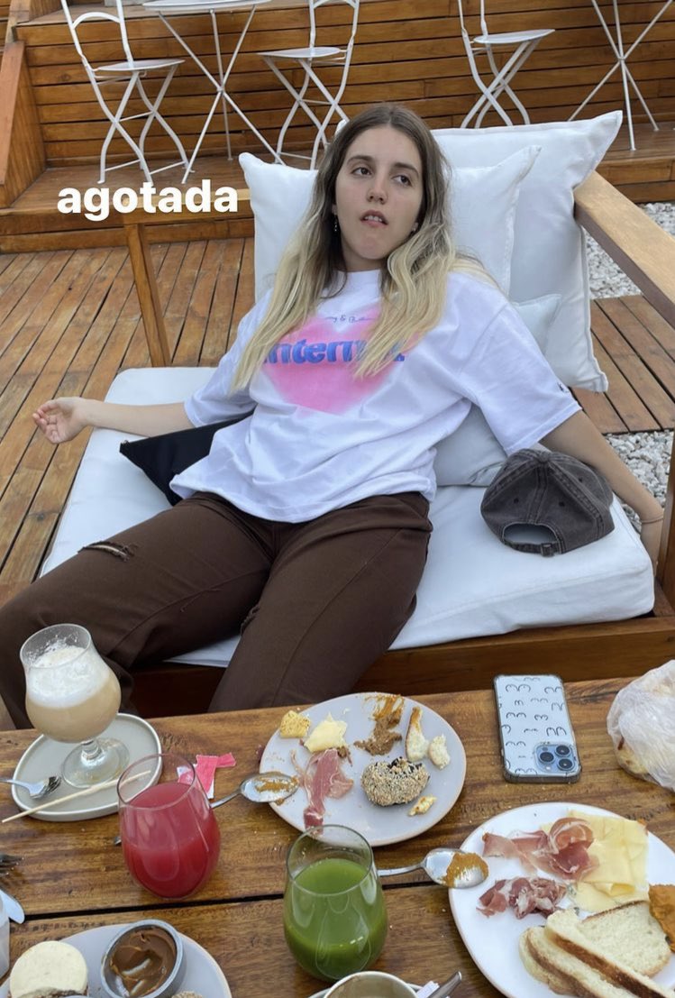 forbreakhouse's tweet photo. con razón no habían aparecido las esposas hoy https://t.co/ZsaQYORzWD
