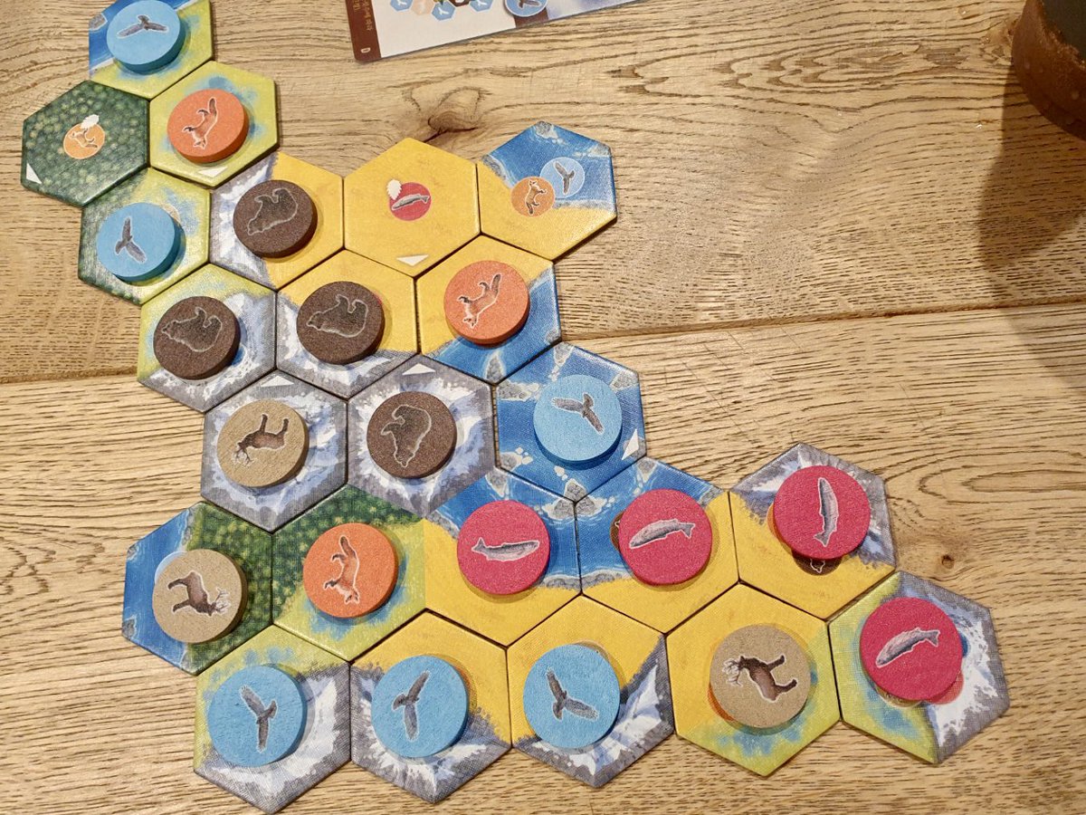 BoardGameBang's tweet photo. Yesterday was Children’s Day in Korea, and 초연 spent the holiday gaming!
First up was #Cascadia with its lovely illustrations. Lots of potential for clever combos in this little puzzle 🦊
#boardgames #보드게임 #RandyFlynn #BethSobel @alderac https://t.co/9RTnoaOwI3
