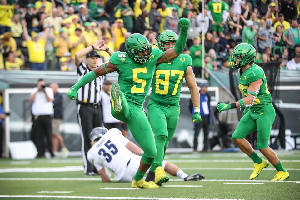 dillon_hipp's tweet photo. Extremely proud to announce that I have received an offer from the University of Oregon #SkoDucks @coachconrad41 @DMWolvesFB @bangulo @BrandonHuffman https://t.co/mAZuX1VW9k