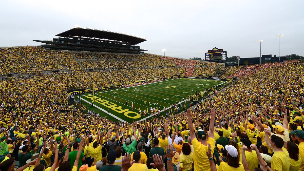dillon_hipp's tweet photo. Extremely proud to announce that I have received an offer from the University of Oregon #SkoDucks @coachconrad41 @DMWolvesFB @bangulo @BrandonHuffman https://t.co/mAZuX1VW9k