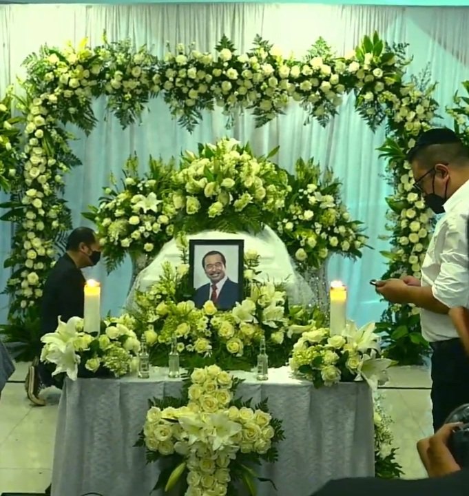 jessicabe14's tweet photo. Terimakasih telah menyelamatkan begitu banyak jiwa-jiwa pak dan lebih banyak jiwa lagi yg akan diselamatkan melalui warisan yg bapak tinggalkan.
Selamat memasuki ruang maha kudus pak. We truly love you pak 😭💔🥀 https://t.co/shfjGwgaIN