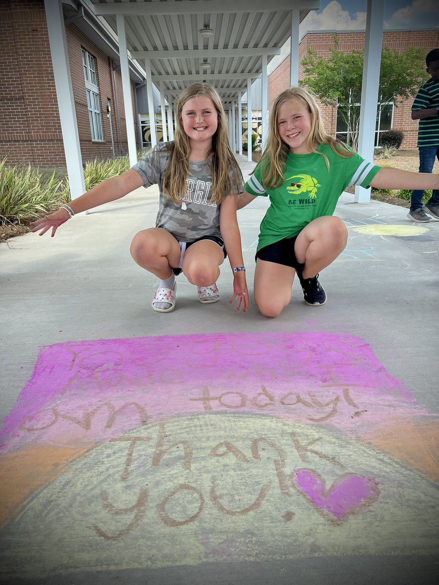 MrsNellyGWC's tweet photo. Bringing even more happiness to the happiest school on Earth ☀️🌈 
#mesrocks #beta #juniorbeta #studentleaders #ourfutureisbright #TeacherAppreciationWeek https://t.co/rR3Oo1eItH