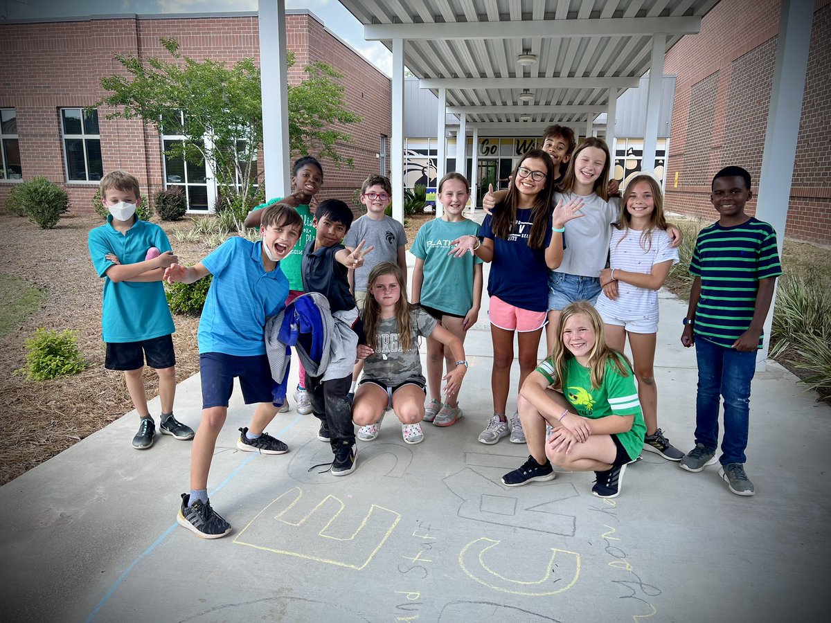MrsNellyGWC's tweet photo. Bringing even more happiness to the happiest school on Earth ☀️🌈 
#mesrocks #beta #juniorbeta #studentleaders #ourfutureisbright #TeacherAppreciationWeek https://t.co/rR3Oo1eItH