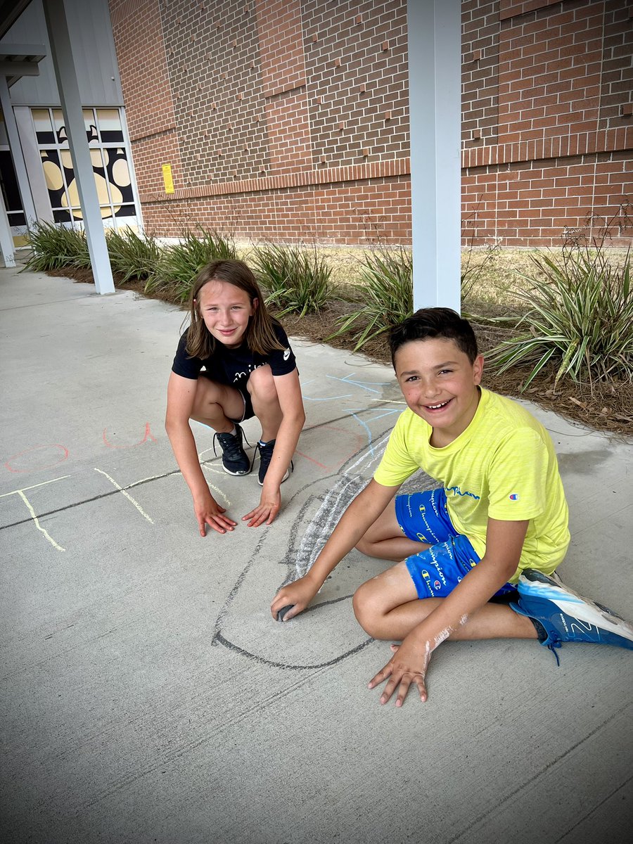 MrsNellyGWC's tweet photo. Bringing even more happiness to the happiest school on Earth ☀️🌈 
#mesrocks #beta #juniorbeta #studentleaders #ourfutureisbright #TeacherAppreciationWeek https://t.co/rR3Oo1eItH