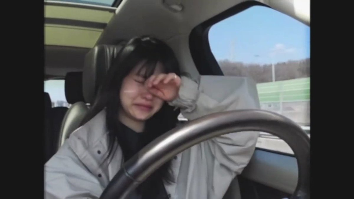 taeri_yeosin's tweet photo. WHY SHE'S CRYING??? WHO MADE HER CRYY??? 😭😭😭 https://t.co/JMCs0gJRkT