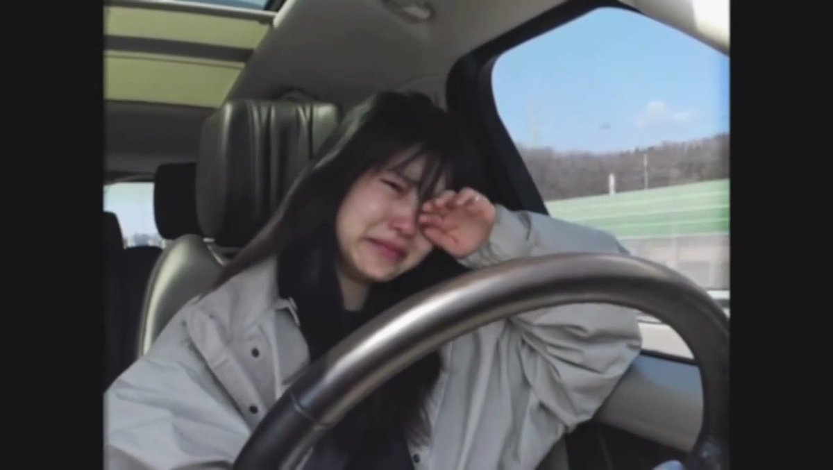 taeri_yeosin's tweet photo. WHY SHE'S CRYING??? WHO MADE HER CRYY??? 😭😭😭 https://t.co/JMCs0gJRkT