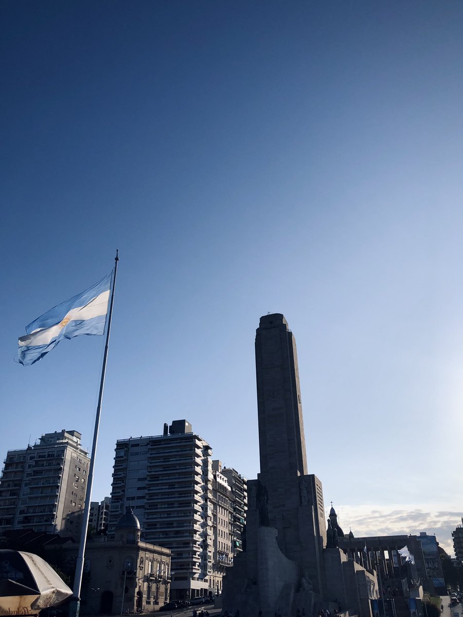 ロサリオにある国旗のモニュメント🇦🇷 その昔、初めてアルゼンチンの国旗が掲げられたそうです。夕暮れ時でとても綺麗で情緒を感じました☺️