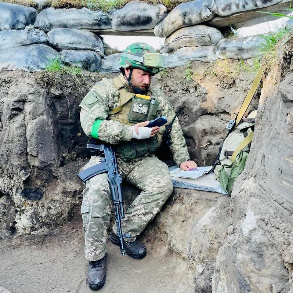 mattia_n's tweet image. Ukrainians are incredible…

Fedir Shandor, a professor at the Uzhgorod National University, is delivering lecture for his students just during his combat duty.

Via Oleksander Plakhov