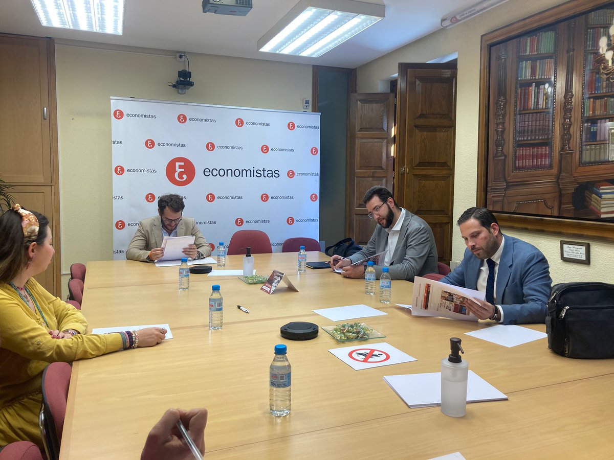 ECOnomistaVAlor's tweet photo. Ayer se reunió la Comisión de Jóvenes Economistas de @ECOnomistaVAlor, presidida por @Pablo_Vicente_, y que  afrontan con mucha ilusión este nuevo reto.

¡Muchas Gracias!

#JovenesEconomistas https://t.co/7LYeGHua3N