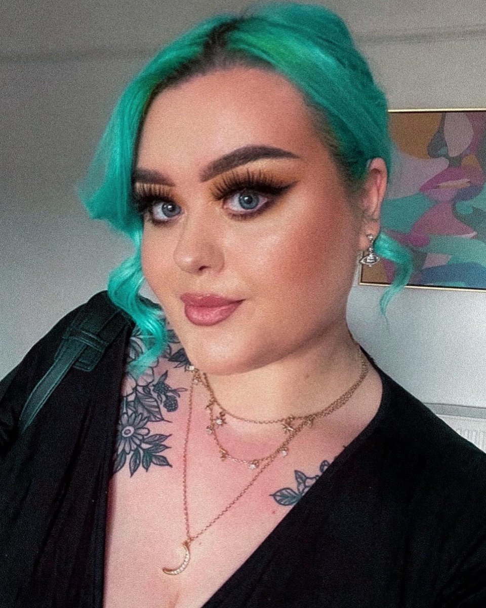 manicpanicnyc's tweet photo. When you Atomic Turquoise hair matches your stunning eyes >>> 🤩

(IG: chxrlottexrose )

#manicpanicnyc #manicpanicpro #manicpanic #atomicturquoise #blue #bluehairdye #bluehair #vegan #cfbeauty #turquoise https://t.co/fxK1Zyrcn3