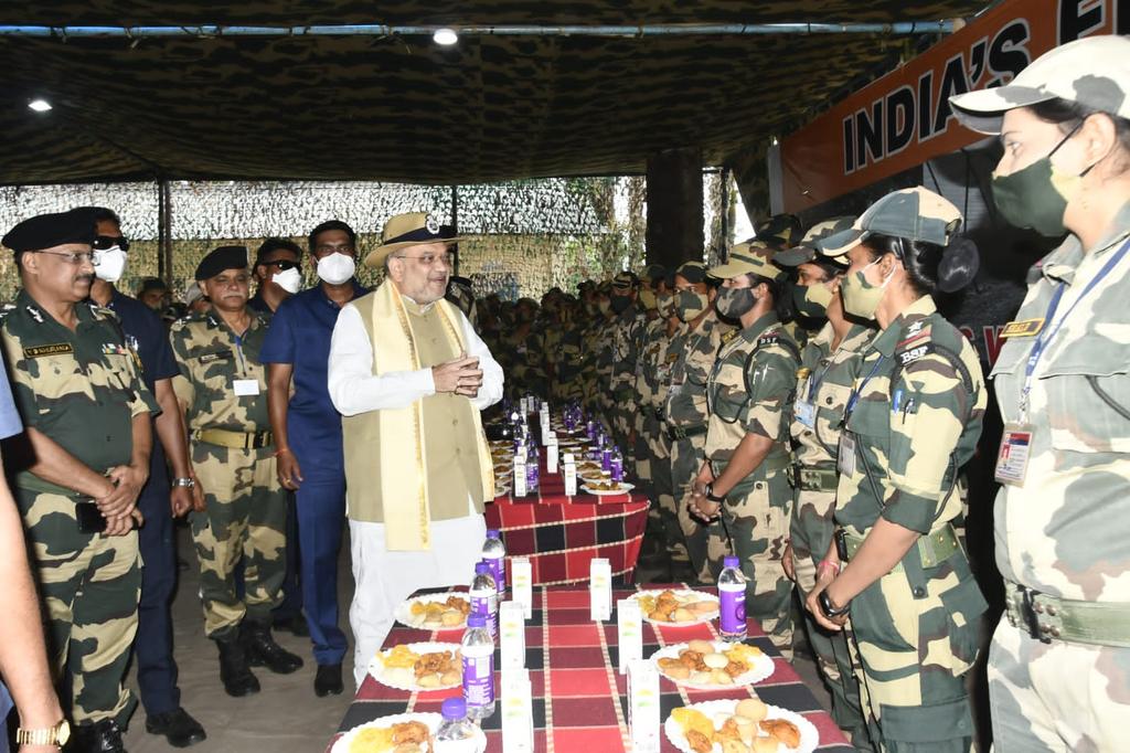 BSFNBFTR's tweet photo. 06May’22
#WestBengal 

During his visit to Teen Bigha Corridor, Hon'ble @HMOIndia @AmitShah interacted with the brave #SeemaPrahari deployed on the Indo-Bangladesh Border over a cup of tea, boosted their morale, &amp; praised them for their selfless service to the motherland.

#BSF https://t.co/tlMB2rzxeN