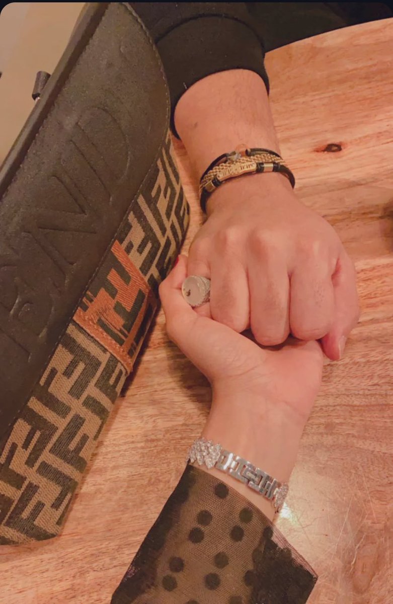 دلونا على اللي اذا لمح فـ طرف وجهك حزن جاء شايل الارض فـ إيديه عشان يرضيك 🤍