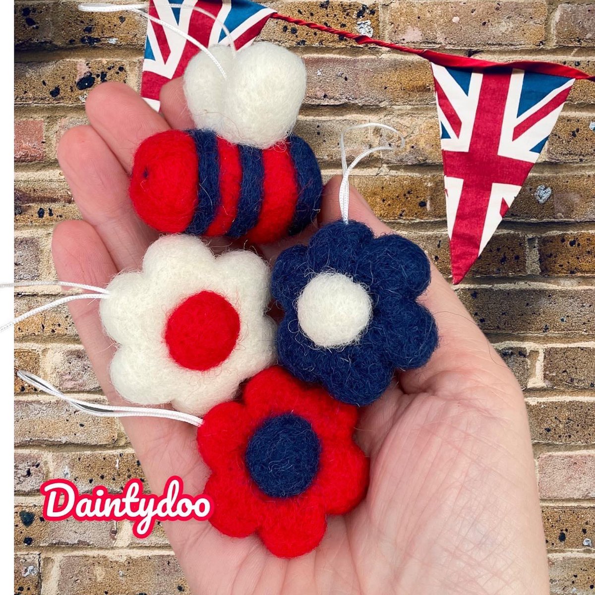 daintydooHM's tweet image. Having a Jubilee party? Don’t miss out on these #cute decorations. Free UK Delivery and under a tenner!!! Needle felted by hand, by me! Check out my Ju-b-bee #treedecor bundle. #jubileedecor #MHHSBD #Daintydoo #daintydoohm #QueenOfSeasonalDecor #MJNWVIP #bees #daisies #Earlybiz