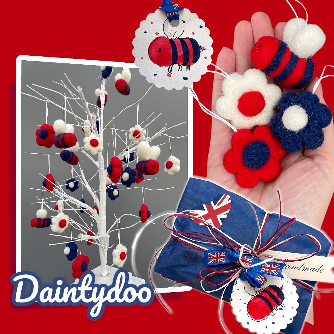 daintydooHM's tweet image. Having a Jubilee party? Don’t miss out on these #cute decorations. Free UK Delivery and under a tenner!!! Needle felted by hand, by me! Check out my Ju-b-bee #treedecor bundle. #jubileedecor #MHHSBD #Daintydoo #daintydoohm #QueenOfSeasonalDecor #MJNWVIP #bees #daisies #Earlybiz