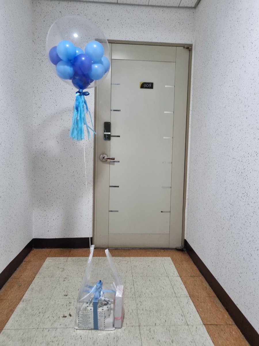 kimseonhoeurope's tweet photo. 💙 Happy Birthday Seonho 💙
Our gift is safely arrived to room 908! We wanted to make sure he knew we are by his side and that he is loved all around the world! 
This is our first gift for Seonho and we hope there will be many others in the future! 
#KimSeonho #김��호 #KSHEurope https://t.co/wdEJHEjwBb