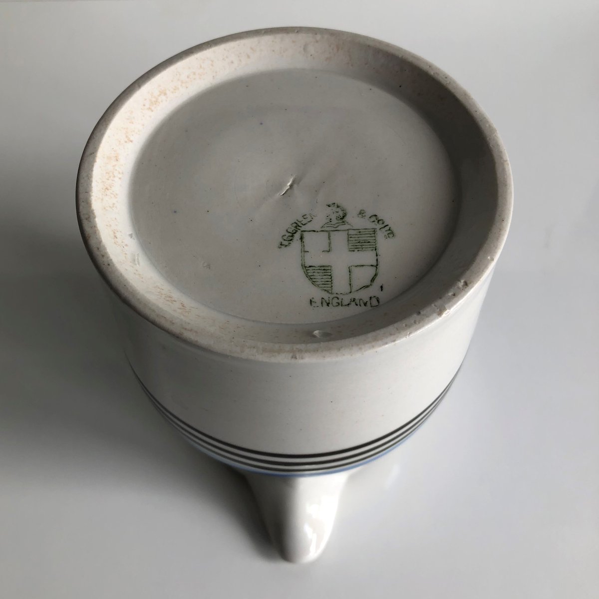 gresleypottery's tweet photo. Almost 100 years apart, but so similar. Classed into 'Mochaware' the jug to the right is from the 1980s reintroduction but the jug to the left (just returned from the USA) is from at least 1898 ! #tggreen #cornishware #mochaware #mocha #jugs #gresley #pottery #ceramics #blue https://t.co/uyDiwJS6nF