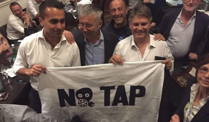 zicolo66's tweet photo. Per gli smemorati , affinché se lo ricordino tutte le volte che gli arriva la bolletta del gas. https://t.co/PvzSvmWoGI