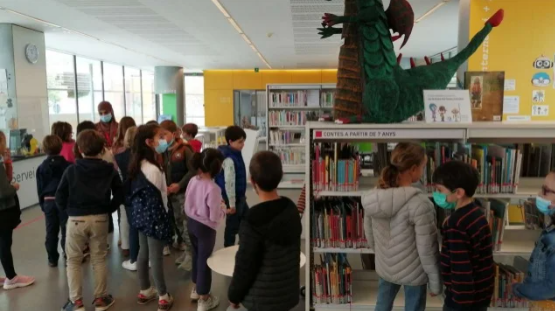 GarbiPereVerges's tweet photo. Les classes de #2n de #primària de #Badalona, van anar a la #biblioteca #Singuerlin per saber com funciona i consultar el seu fons. Han iniciat l'#UT5 en la que investigaran sobre els animals. I per a buscar la informació, han de saber buscar-la a la biblioteca. https://t.co/bxOF9iOV3z