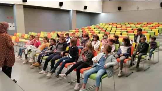GarbiPereVerges's tweet photo. Les classes de #2n de #primària de #Badalona, van anar a la #biblioteca #Singuerlin per saber com funciona i consultar el seu fons. Han iniciat l'#UT5 en la que investigaran sobre els animals. I per a buscar la informació, han de saber buscar-la a la biblioteca. https://t.co/bxOF9iOV3z