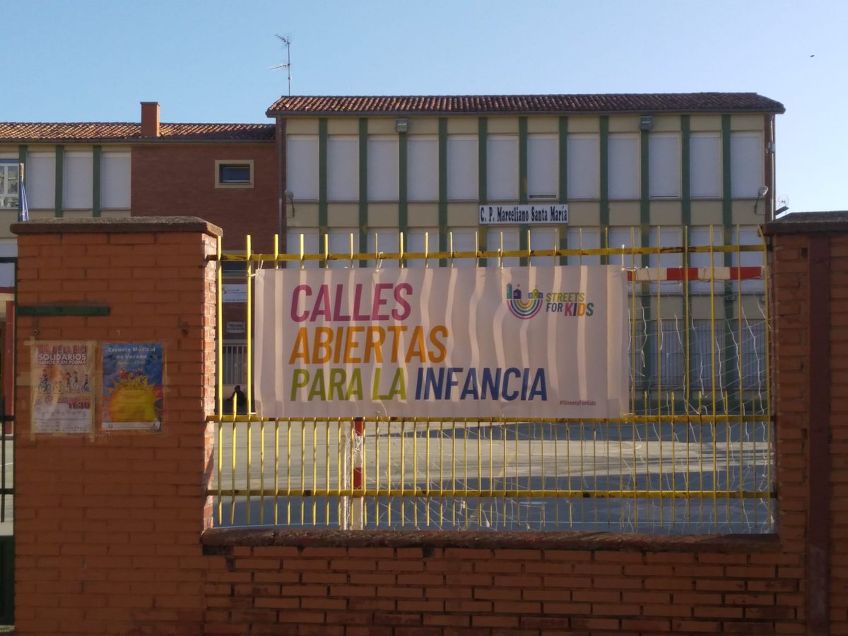 Nos van llegando imágenes de las acciones que se están llevando en los colegios públicos de Burgos para reclamar entornos urbanos seguros y saludables para los niños.
Está foto es del CEIP Marceliano Santamaría.
#CallesAbiertasParaLaInfancia
#StreetsForKids 
#RevueltaEscolar