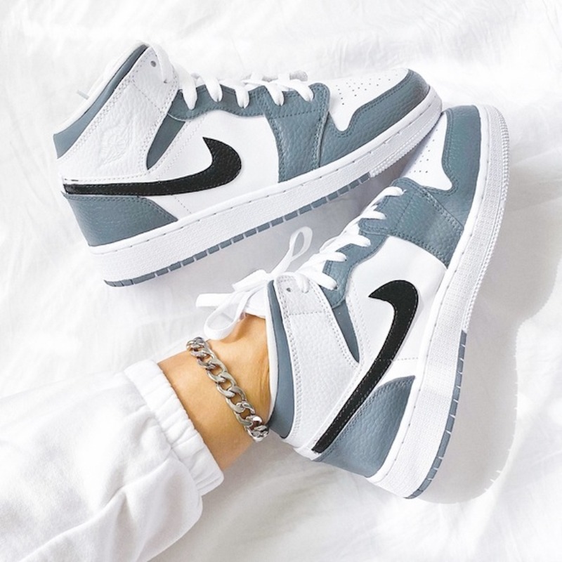 Poshmarkapp's tweet photo. Buy &amp; sell new and pre-loved fashion to save money, make money, and support sustainability.

Install the Poshmark app now ✨