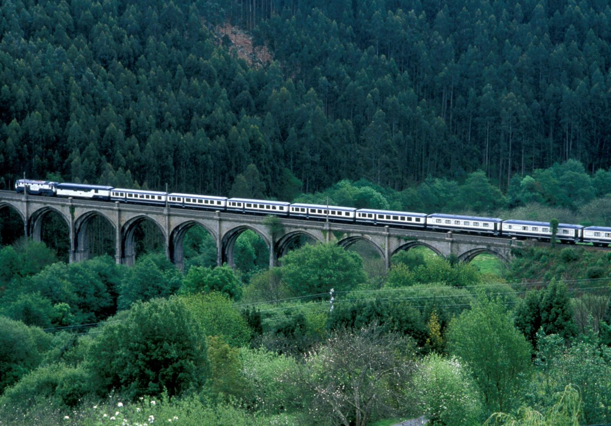 Hop på toget, læn dig tilbage i sædet, slap af og nyd det spanske landskab på skinner... 
🚂💚

Læs vores artikel om de fantastiske togrejser du kan opleve i Spanien  👉 https://t.co/M77X3KAdTW

#TeMerecesEspaña #VisitSpain  #SpainNature https://t.co/UsQNNpeYLy