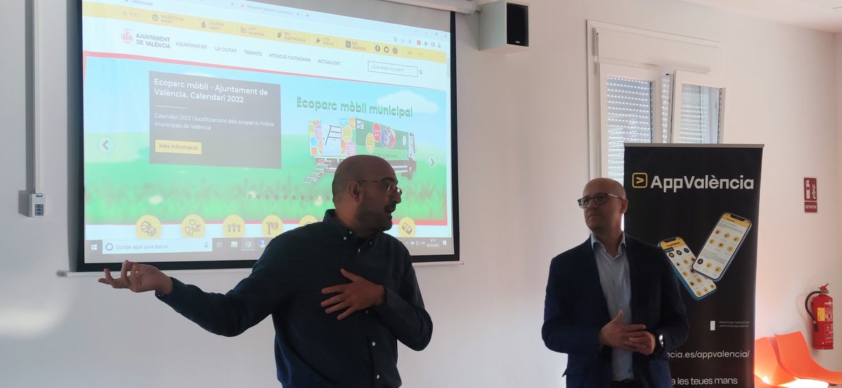 univ_po_pu_lar's tweet photo. Una formació per a facilitar a l'alumnat de la UP en #30Barris la realització de #gestions online amb l'Ajuntament de València, l'utilització de l'app municipal i el geoportal. Una formació a #UPBenicalap amb @SmartCityVLCi https://t.co/f38kybMDRC
