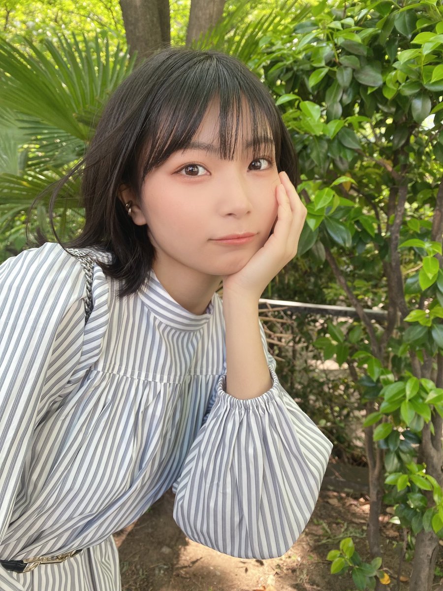 Ronji602's tweet photo. 名前 日高里緒
BenjaminJasmine
担当カラー緑
誕生日 2001.10.30
出身地 兵庫
趣味 音楽鑑賞
特技 ソフトボール/ご飯を美味しそうに食べること
無駄な特技 見つめ合い勝負は負けない
#BenjaminJasmine #日高里緒
#日高里緒しか勝たん #ベンジャス https://t.co/tJayzhlhoc