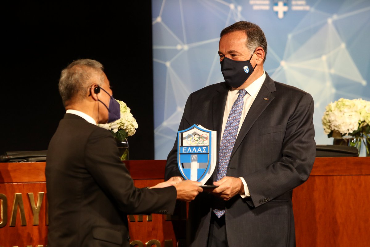 HellenicOlympic's tweet photo. O Πρόεδρος της ΕΟΕ Σπύρος Καπράλος βράβευσε τον Πρέσβη της Ιαπωνίας στην Ελλάδα Yasunori Nakayama, για την επιτυχημένη διοργάνωση των Ολυμπιακών Αγώνων #Tokyo2020
#Capralos
#HellenicOlympicCommittee https://t.co/LwWn4pqmEL