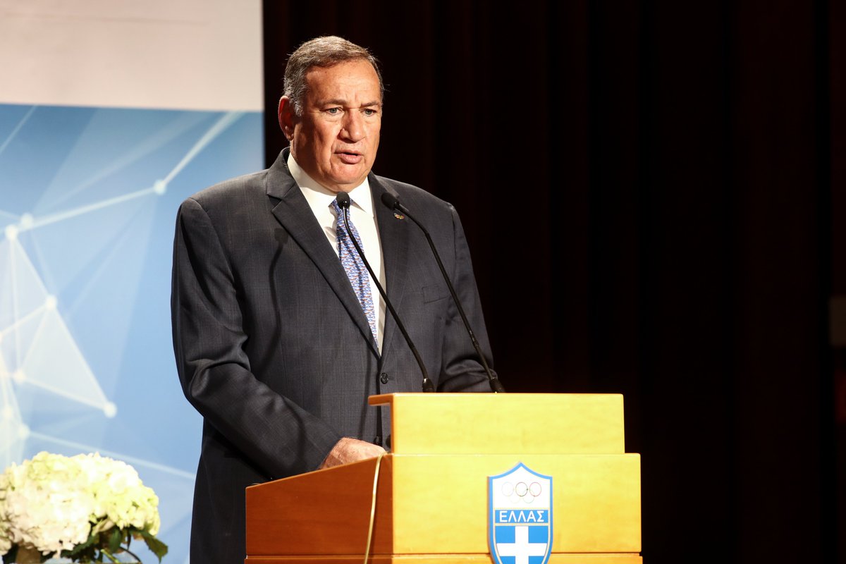 HellenicOlympic's tweet photo. O Πρόεδρος της ΕΟΕ Σπύρος Καπράλος βράβευσε τον Πρέσβη της Ιαπωνίας στην Ελλάδα Yasunori Nakayama, για την επιτυχημένη διοργάνωση των Ολυμπιακών Αγώνων #Tokyo2020
#Capralos
#HellenicOlympicCommittee https://t.co/LwWn4pqmEL