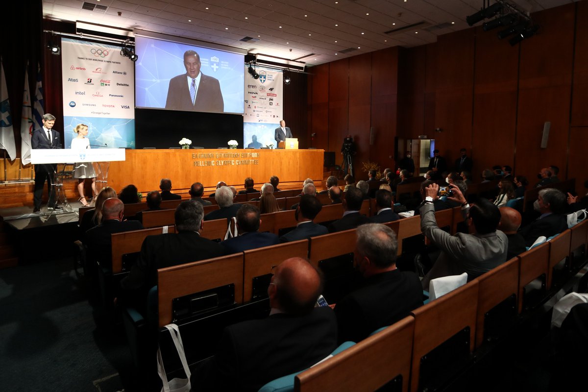 HellenicOlympic's tweet photo. O Πρόεδρος της ΕΟΕ Σπύρος Καπράλος βράβευσε τον Πρέσβη της Ιαπωνίας στην Ελλάδα Yasunori Nakayama, για την επιτυχημένη διοργάνωση των Ολυμπιακών Αγώνων #Tokyo2020
#Capralos
#HellenicOlympicCommittee https://t.co/LwWn4pqmEL