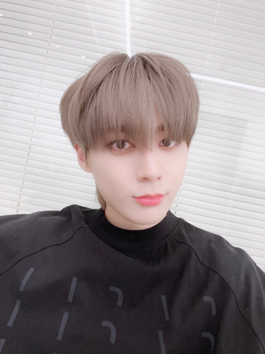 BXB_wolfburn's tweet photo. [#지훈] 날씨가 점점 더워지네요🔥
이제 야외에서는 마스크 잠깐 벗어도 된다고 하니까…혼자 있을 때 잠깐씩 마스크 벗고 바람 쐬는 것도 약간의 스트레스 해소가 되는 거 같아요🙌🏻

#APRPROJECT #에이피알프로젝트 https://t.co/Wi6Oj96vrm